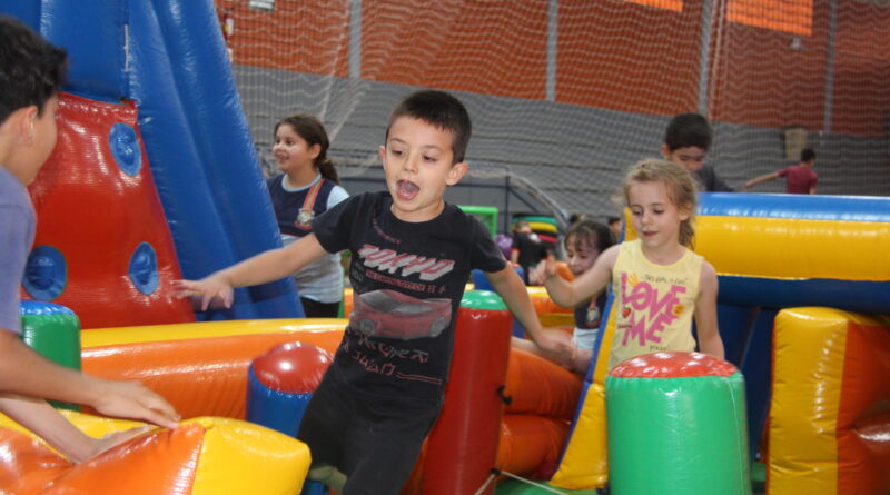 Crianças participam de um dia especial, com Parque Inflável